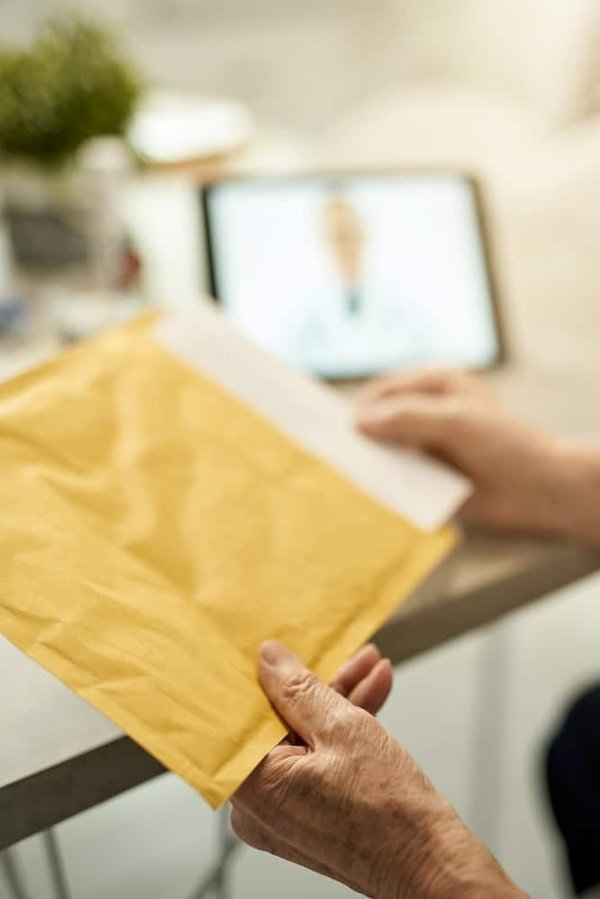 Quels sont les avantages des enveloppes grand format et quelles sont les tailles disponibles ?