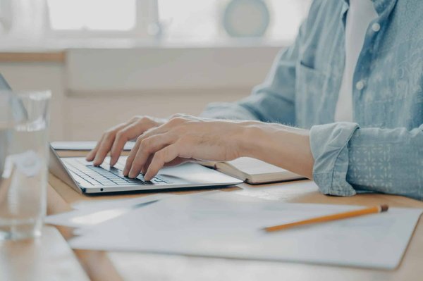 Comprendre les bases de la génération d'images par IA : principes et techniques